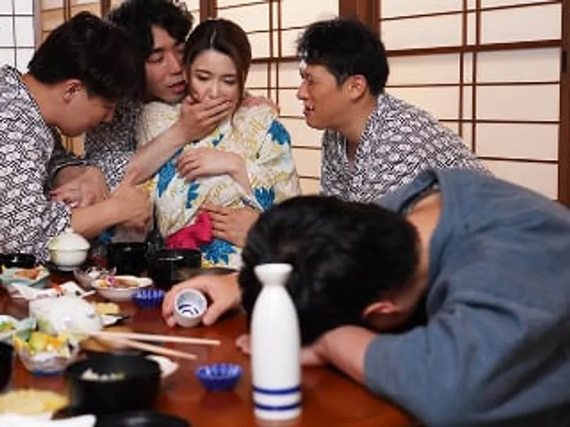 đưa vợ đi suối nước nóng, chồng không biết cô vợ bị người khác địt sấp mặt