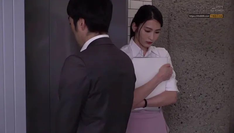 Em thư ký bần cùng bị cấp trên bắt vào khách sạn phục vụ đối tác