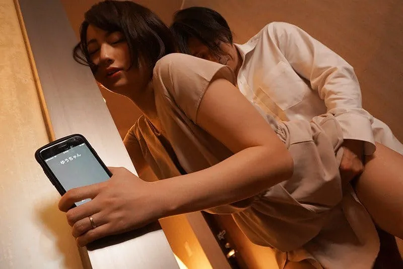 Bà xã đi họp lớp rồi quan hệ với nyc mặc cho chồng ở nhà chờ