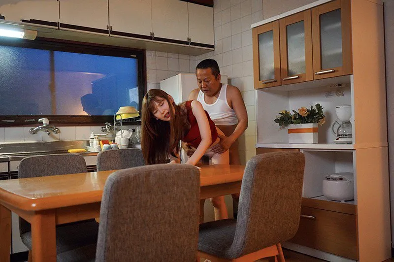 Con gái bị gã chồng mới của má làm tình mỗi ngày, cho dù đã có người yêu