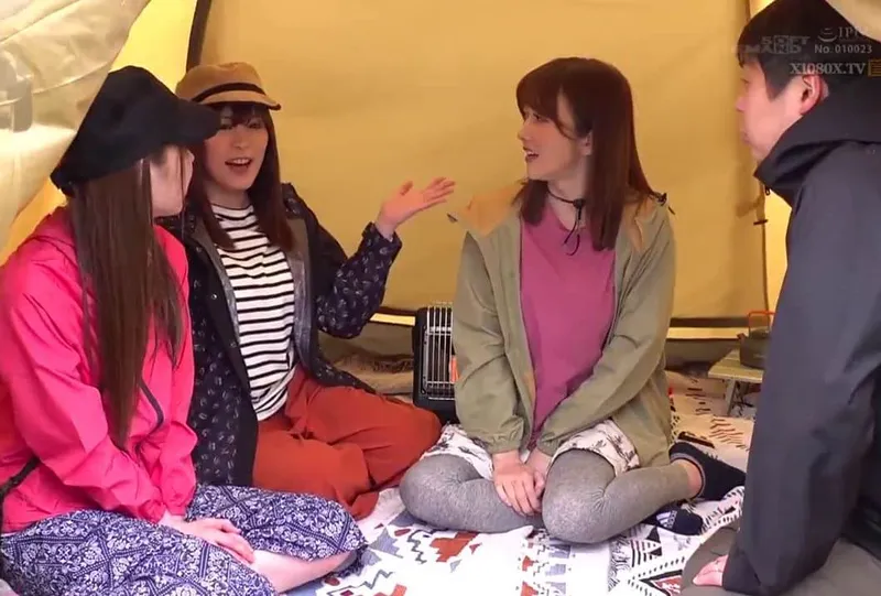 Chuyện lạ đời, chồng yêu thay vợ đi cắm trại với mấy cô bạn của vợ ở khu phố…