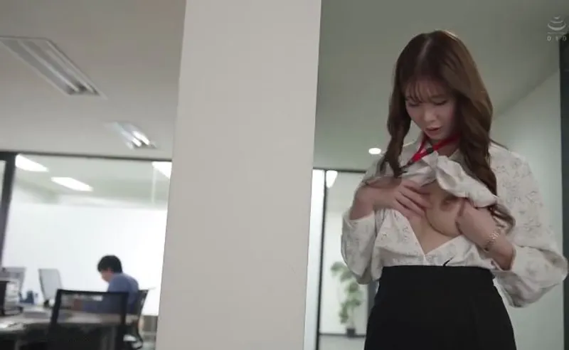 Bí ẩn đằng sau cô nhân viên mặt ngoài nghiêm nghị, thực chất là "nữ hoàng dâm đãng"